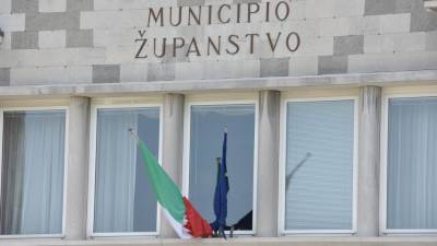 Vsakdanji prizor na pročelju sedeža devinsko-nabrežinske občine: slovenske zastave ni (FOTODAMJ@N)