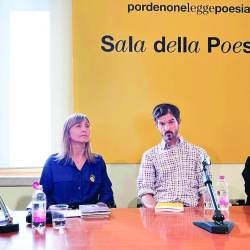 Svoje pesmi sta prebrala Miljana Cunta in Jure Jakob (v sredini), antologijo sta uredila Ana Geršak in Francesco Tomada