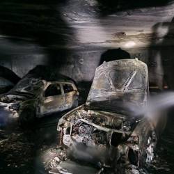 Požgani avtomobili v Naselju sv. Sergija v Trstu (GASILCI)