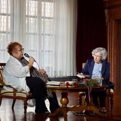 Tatjana Rojc (levo) in Neva Zajc med koprskim pogovorom (FOTO JJF)