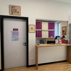 Izposojevalni pult obiskovalce NŠK po novem pričaka ob vhodu (FOTO NŠK)