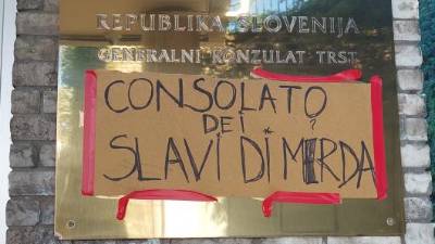 Žaljiv napis, ki so ga danes zjutraj našli ob vhodu v Generalni konzulat RS v Trstu
