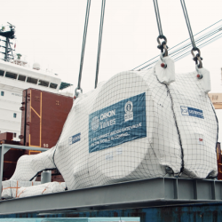 Orjaški ventil so na ladjo natovorili s 450-tonskim žerjavom, edinim na Jadranu s tolikšno zmogljivostjo