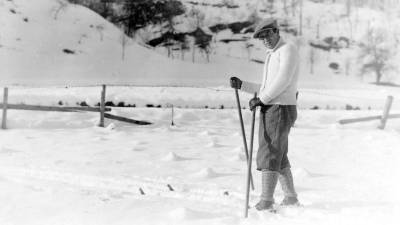 Zdravnik Antonio Sticchi na smučeh (DRUŽINSKI ARHIV-CERKLJANSKI MUZEJ)