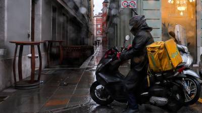 Riderji delajo ob vsakem vremenu, znesek dostave ostane enak tudi, ko dežuje (LUCA TEDESCHI/FOTODAMJ@N)