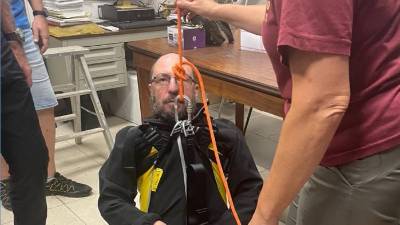 Priprave na spust v jamo pri Zgoniku (CAT)