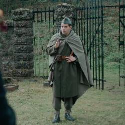 Pokopališče, kjer se odvija dogajanje kratkega filma, ločuje bodeča žica (ZAJEM ZASLONA)