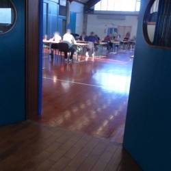 Leta 2019 se je za zaposlitev na Občini Sovodnje potegovalo kar 44 kandidatov, zato so pisno preizkušnjo morali prirediti v telovadnici (ARHIV/BUMBACA)