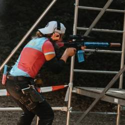 Eva Fučka med streljanjem s polavtomatsko puško na mednarodnem tekmovanju Lynx Brutality v Kočevju (STEFAN KOSTIC)