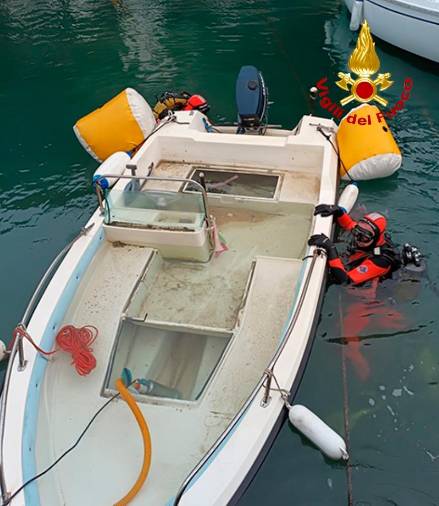 $!Gasilci so potopljeni čoln dvignili na površje (GASILCI)