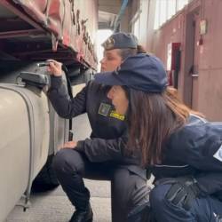 Odkritje prepovedanega tovora na tovornjaku v tržaškem pristanišču (FINANČNA POLICIJA)