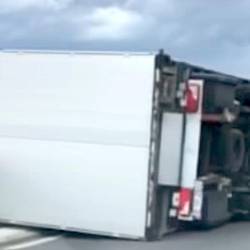 Na hitri cesti med Ajdovščino in Vogrskim se je pred Selom zaradi močne burje prevrnil tudi tovornjak, zajem zaslona (RTVSLO.SI/FACEBOOK/EVA FURLAN)