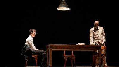 Protagonist Meursault (Drevenšek) in sodnik Ostan na tržaškem odru (LUCA QUAIA)