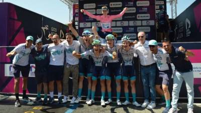 Veselje članov ekipe Bahrain Victorious Development Team ob zmagi Jakoba Omrzela na letošnji dirki po Italiji za mlade (FB/BAHRAIN VICTORIOUS DEVO TEAM)
