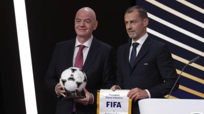 Predsednik Fife Infantino (levo) in predsednik Uefe Aleksander Čeferin