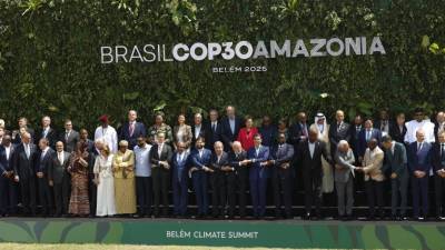 Predstavniki držav ter drugi udeleženci vrha COP30 na skupinski fotografiji v Belému (ANSA)