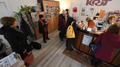 Vpisovanje na potovanja Primorskega dnevnika v prostorih krožka Krut (FOTODAMJ@N)