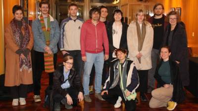 Mladi umetniki z mentorico na odprtju razstave v Kulturnem domu (K.D.)