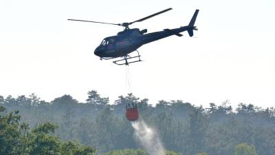 Pobočje hriba Postovčič je gasil tudi helikopter (fotografija je simbolična)
