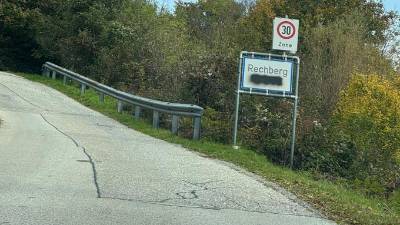 Na tabli je neznana roka s črno barvo prebarvala slovensko ime kraja (A.S.)