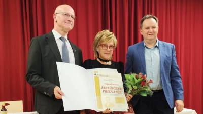 Priznanje sta Franci Padovan izročila predsednik in tajnik Krščanske kulturne zveze, Janko Krištof in Martin Kuchling