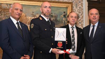 Gianluca Bufardeci (drugi z leve) je v tržaški Mestni hiši prejel občinsko priznanje