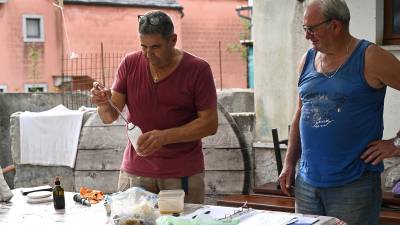 Merjenje sladkorne stopnje v grozdju, levo Stefano Rosati (FOTODAMJ@N)