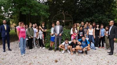 Prvošolci z goriškim prefektom Raffaelejem Ricciardijem