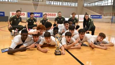 Košarkarji Real Madrida s pokalom, v ozadju strokovni štab ekipe (FOTODAMJ@N)