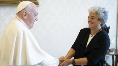 Papež Frančišek in predsednica Centra Aletti Maria Campatelli (ANSA)