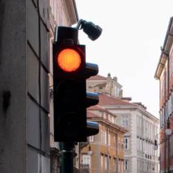 Koncesionar za javno razsvetljavo Edison Next bo nadomestil 69 dotrajanih semaforjev (ARHIV)