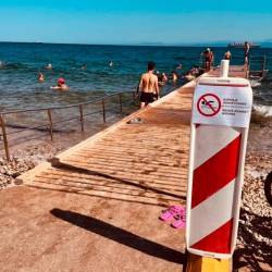 Opozorila so namestili tudi ob morju (RADIO KOPER/FACEBOOK)