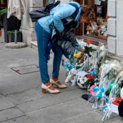 Igrače in pisemca pred hišo, v kateri je izgubil življenje devetletni Giovanni (LUCA TEDESCHI/FOTODAMJ@N)