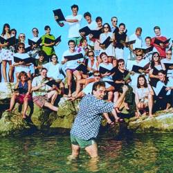 APZ 100 Koledniki sestavljajo nekdanji pevci akademskega zbora Tone Tomšič, ki so bil dejavni v obdobju 1992-2002 (APZ TT)