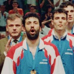 Vlade Divac med petjem jugoslovanske himne Hej Slovani (ZAJEM ZASLONA)