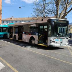 Avtomobil ovira avtobus (S.M.)