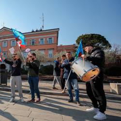 Protestniki so se zbrali pred goriško prefekturo (TIBALDI)