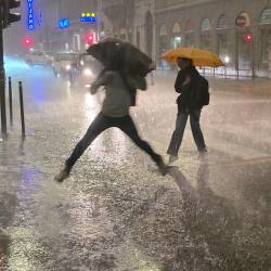 Trst je že sinoči zajelo deževje, meteorne vode so poplavile mestno središče. Nalivi se nadaljujejo tudi danes (v torek)