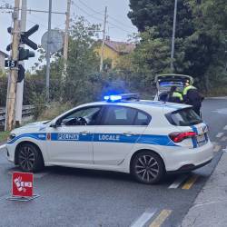 Prizorišče nesreče z lokalnimi policisti na delu