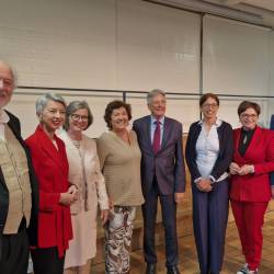 Peter Kaiser (peti z leve) po prejetju Kugyjeve nagrade