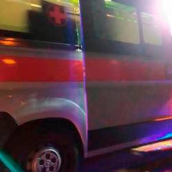 Reševalci so oba prepeljali v bolnišnico, kjer je moški umrl (ARHIV)