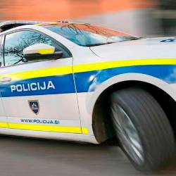 Policisti bodo zoper enega od staršev uvedli prekrškovni postopek zaradi kršitve zakona o pravilih cestnega prometa, ki se nanašajo na odgovornost staršev za ravnanje otrok (ARHIV)