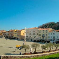 Goriški travnik ob 10. uri, na Goriškem se bodo danes temperature približale 20 stopinjam Celzija (SPLETNA KAMERA WHATS’UP CAMS)