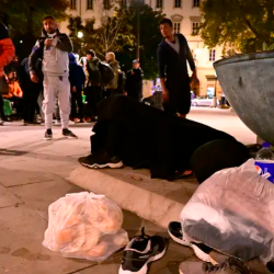 Na trgu pred postajo se zbirajo migranti balkanske poti, zvečer jim nudijo pomoč humanitarci (FOTODAMJ@N)