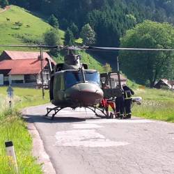 S helikopterjem Slovenske vojsko so truplo jadralnega padalca prepeljali v dolino, fotografija je simbolična (ARHIV)