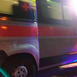 Reševalci deželne službe Sores so poškodovanega motorista prepeljali v katinarsko bolnišnico (ARHIV)