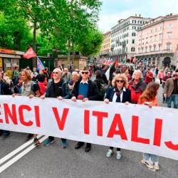 Transparent z napisom »Slovenci v Italiji« (FOTODAMJ@N)