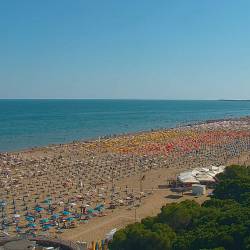 Na plaže so se vrnili kopalci, na fotografiji Lignano Sabbiadoro (SPLETNA KAMERA METEO.FVG.IT)