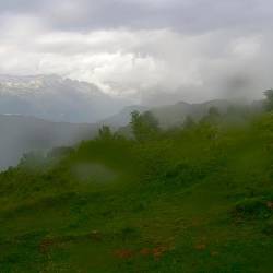 V gorah se je že povečala oblačnost in se pojavljajo krajevne plohe in nevihte (SPLETNA KAMERA DOM NA MATAJURE OB 14.30)