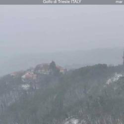 Pogled s Kraške planote na Tržaški zaliv ob 11.45 (SPLETNA KAMERA RADIO PUNTO ZERO)